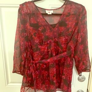 Flattering floral maternity shirt 💙💕